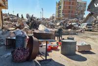 سوريون يدخلون بيوتهم المتصدعة في كهرمان مرعش رغم التحذيرات 