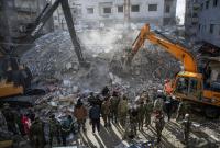 العاملون في مجال الإنقاذ يحاولون انتشال ضحايا الزلزال المدمر في مدينة جبلة السورية - التاريخ: 7 شباط 2023