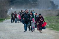 لاجئون يعبرون الحدود اليونانية - المقدونية (أ ف ب)