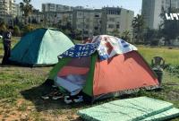 سوريون يبيتون في خيام بمرسين