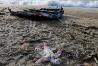 قطع من القارب وملابس من حطام قارب طالبي اللجوء (رويترز)