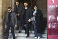 سعد المجرد وزوجته أثناء خروجهما من المحكمة الجنائية في باريس - AP