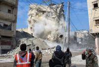 سقوط مبنى تأثر بالزلزال في مدينة حلب (رويترز)