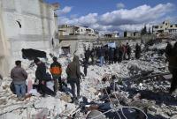 سوريون يبحثون عن ناجين تحت الأنقاض في شمالي سوريا - AP