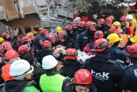 فرق إنقاذ تركية تنتشل امرأة تركية من تحت أنقاض الزلزال، كهرمان مرعش، الأربعاء 15 شباط/فبراير 2023 (الأناضول)