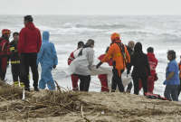 وفاة عشرات اللاجئين إثر غرق مركبهم قبالة السواحل الإيطالية