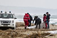 منقذون ينتشلون جثث طالبي اللجوء بالقرب من سواحل مدينة كالابريا الإيطالية - رويترز