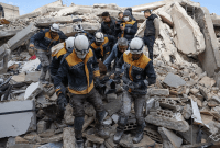 عناصر من الخوذ البيضاء ينتشلون ضحايا الزلزال في شمال غربي سوريا - أ ف ب