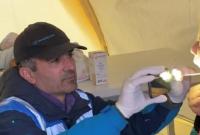 الطبيب عاصم سليم وهو يقدم الرعاية الطبية لضحايا الزلزال في تركيا