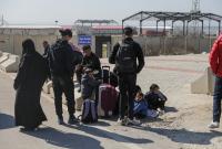 سوريون عائدون من تركيا على معبر باب الحمام الحدودي ـ رويترز