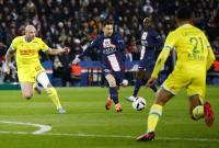 ليونيل ميسي نجم باريس سان جيرمان في مواجهة لاعبي نادي نانت، 4 آذار 2023 (رويترز)