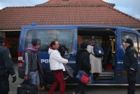 الشرطة الدنماركية ترافق أفراد عائلة سورية يطلبون اللجوء بعد توقيفهم خلال عمليات تفتيش عشوائية بأحد القطارات (أرشيفية/Getty Images)