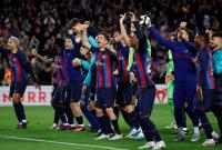 لاعبو برشلونة يحتفلون مع جماهيرهم بعد الفوز على ريال مدريد، 19 آذار 2023 (رويترز)