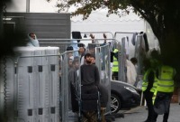 أشخاص داخل مركز "مانستون" لاستقبال اللاجئين والمهاجرين في بريطانيا (رويترز)