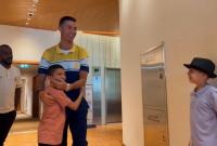 أثناء لقاء الطفل السوري ربيع شاهين مع لاعب نادي النصر السعودي كريستيانو رونالدو (فيديو)