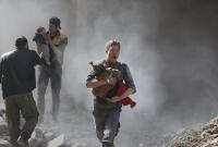 "الدفاع المدني" ينتشل أطفالاً من تحت ركام تسبب به قصف لقوات النظام وروسيا على شمال غربي سوريا (فيس بوك/الدفاع المدني السوري)