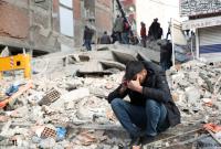 رجل يبكي أحباءه في الوقت الذي تواصل فيه فرق الإنقاذ عملياتها في ديار بكر- التاريخ 8 شباط 2023