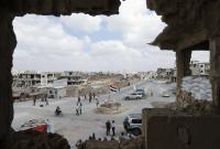 نقطة عسكرية للنظام السوري بالقرب من ساحة في مدينة درعا (AFP)