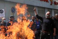 محتجون يشعلون نيراناً أمام المصارف في بيروت، 24 آذار 2023 (رويترز)