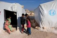 أطفال في مخيم للناجين من الزلزال أقيم بالقرب من مدينة دارة عزة القريبة من حلب