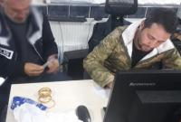 الشرطة التركية تتسلم المصاغ الذهبي من السوري باسل الحجو (Köklü Değişim Medya)
