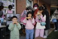 أطفال كوريا الجنوبية يتناولون الكعك ضمن حملة تبرعات لدعم أطفال سوريا