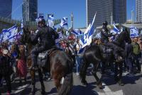 الشرطة الإسرائيلية تتصدى للمتظاهرين في تل أبيب، إسرائيل، 9 آذار/مارس 2023 (رويترز)
