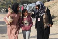 الطبيبة جميلة ذو الفقار مع امرأة وطفلة في أحد مخيمات النازحين بشمال غربي سوريا