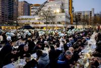 إفطار جماعي في شهر رمضان بمدينة روتردام، هولندا، نيسان/أبريل 2023 (تلفزيون سوريا)