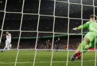 كريم بنزيما يحرز هدفه الثالث في شباك برشلونة من ضربة جزاء، 5 نيسان 2023 (رويترز)