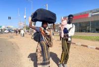 مدنيون فارون من الخرطوم عقب اندلاع الاشتباكات ـ رويترز