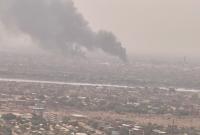 دخان يتصاعد في سماء الخرطوم خلال اشتباكات بين "قوات الدعم السريع" والجيش السوداني، 28 نيسان 2023 (رويترز)