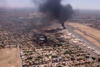 تصاعد أعمدة الدخان فوق مطار الخرطوم الدولي في العاصمة السودانية - AFP