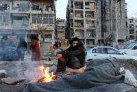 سوريون تشردوا في الشوارع بعد تضرر منازلهم بالزلزال في حلب (رويترز)