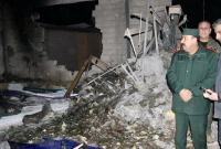 آثار الدمار الناتج عن سقوط صاروخ في معمل الزجاج في مدينة الكسوة بريف دمشق - 4 نيسان 2023 (إنترنت)