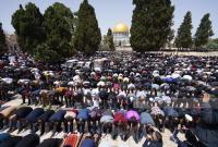آلاف المصلين الفلسطينيين يؤدون صلاة الجمعة الثالثة من شهر رمضان بالمسجد الأقصى، القدس الشرقية، 7 نيسان/أبريل 2023 (وفا)