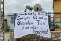 لافتة علقتها الجمعية في ولاية هاتاي التركية تطالب بالتمرد بعد قضية قتل الطفلة غنى والغابونية دينا (تويتر)