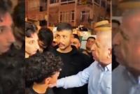 أوميت أوزداغ يحاور الشاب السوري في مرسين (وسائل إعلام تركية)