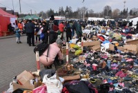 تبرعات يقدمها البولنديون للاجئين الأوكرانيين بالقرب من معبر ميديكا الحدودي بين البلدين، شباط/فبراير 2022 (UNHCR)