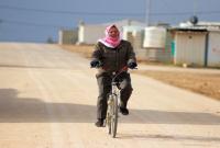 رجل يقود دراجة هوائية في أحد شوارع مخيم الزعتري للاجئين السوريين بمحافظة المفرق شمالي الأردن. (الأمم المتحدة)