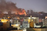 أعمدة دخان في سماء مدينة الخرطوم خلال اشتباكات الجيش وقوات الدعم السريع، 16 نيسان 2023 ـ الأناضول