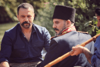 لقطمة من مسلسل "الزند – ذئب العاصي" تجمع الممثل تيم حسن مع جابر جوخدار