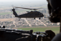 طائرات أميركية من نوع "UH-60 BLACKHAWK" تحلق فوق مناطق في شمال شرقي سوريا _ 10 تموز 2018 (BRIGITTE MORGAN)