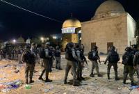  اعتقال 350 فلسطينياً من المسجد الأقصى المبارك بعد اقتحامه فجر اليوم.