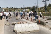 مستوطنون إسرائيليون يقطعون طريق مدينة البيرة وسط الضفة الغربية، 7 نيسان/ابريل 2023 (تويتر)