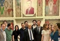 ظهور غير مسبوق لعائلة الأسد في صورة جماعية