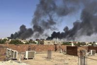دخان يملأ سماء العاصمة السودانية الخرطوم بالقرب من مستشفى الدوحة الدولي (AP)