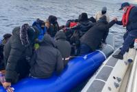 أثناء إنقاذ خفر السواحل التركي لعدد من طالبي اللجوء (الأناضول)
