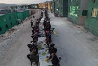 مائدة الإفطار في قرية حيفا الكرمل بتجمع مخيمات كللي بريف إدلب (تلفزيون سوريا)