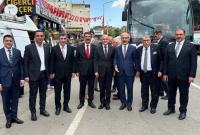 محمد شيمشك برفقة مسؤولين أتراك أخرين يرافقون أردوغان في رحلته الانتخابية (وسائل إعلام تركية)